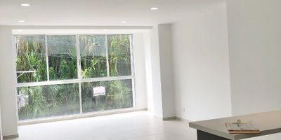 Apartamento en Arriendo y Venta en unidad cerrada ubicado en Pinares con múltiples servicios complementarios de la zona, cuenta con dos niveles, sala-comedor, pisos en ceramica, dos habitaciones y dos baños, cocina integral meson en quarztone, estufa y calentador a gas, zona de ropas. El apartamento es moderno. La unidad cuenta con piscina. Con Vigilancia y portería 24 Horas.  *Inmuebles sujetos a verificación de disponibilidad.*