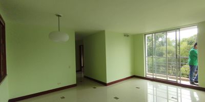 Apartamento en Arriendo y Venta ubicado en Alamos cerca avenida principal, supermercados de cadena, parque principal, centros comerciales, universidades, rutas de transporte publico y servicios complementarios, Cuenta con sala-comedor, con amplios espacios, con pisos en Ceramica y Madera, tres habitaciones y tres baños, estufa y calentador a gas, cocina integral meson en granito, zona de ropas. Tiene vista hacia la reserva natural. La unidad cuenta  con parques infantiles, zonas verdes y un parqueadero cubierto. Ademas con circuito cerrado de tv, vigilancia y porteria las 24 Horas  *Inmuebles sujetos a verificación de disponibilidad.*