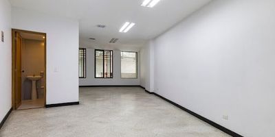 local de 46m2 ubicado en la estratégica zona de Milla de Oro. Este local cuenta con baño, una gran vidriera hacia el exterior y otra hacia el corredor del mall y tiene una ubicación ideal. El precio es mas iva e incluye administración.