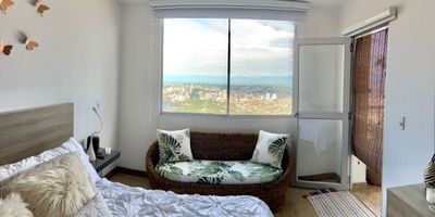 ALQUILO APARTAMENTO EXCELENTE VISTA ¡Imagina despertar cada mañana en este increíble apartamento de 3 habitaciones y 3 baños! Con 145 metros cuadrados para disfrutar en familia, este hogar es simplemente perfecto, cuenta con excelentes zonas sociales, 2 parqueaderos para tu comodidad. La ubicación es inmejorable, cerca de todo lo que necesitas. No pierdas la oportunidad de vivir en este paraíso urbano ¡Contáctame para más información! John Jairo Velasquez - 3176485538.