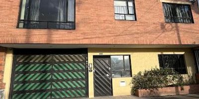 Apartamento ubicado  en Normandía, en un tercer piso, cuenta con  tres alcobas con clóset,sala comedor amplia, dos  baños completos uno  en la  alcoba principal, un estudio con biblioteca,  cocina integral cerrada, baño, zona  de lavanderia,  parqueadero grande  con puerta eléctrica,  con espacio para dos carros pequeños, servicio de cámaras de seguridad privadas de uso exclusivo del apartamento,  al igual que el citofono,  se pueden ver desde el celular, sector de  alta valorización, cómodas vías de acceso como la Av el Dorado, cerca  a  la  estación de Transmilenio de Normandía, al club de  egresados Unilibre, a  Price Smart  y  Olímpica, se  realiza  el negocio de  venta con los  muebles o sin ellos.