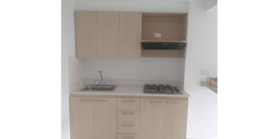 El apartaestudio está ubicado en Bello, Antioquia, en una zona residencial tranquila y cómoda. Con un área total de 50 m2 y una distribución interna funcional, es ideal para una persona o pareja. Cuenta con una amplia alcoba, 2 baños (uno principal y otro auxiliar), y un garaje propio para seguridad vehicular. Incluye características como suministro de agua, balcón con vista, calentador de agua, amplios armarios, cocina integral.

Externamente, ofrece acceso para discapacitados, área social, ascensor, y cercanía a canchas deportivas, centros comerciales, colegios y universidades. Dispone de servicios como circuito cerrado de televisión, cochera o garaje, gimnasio, parques, piscina, portería, salón comunal y vigilancia permanente en una urbanización cerrada. Ideal para quienes buscan comodidad y seguridad en Bello, Antioq
