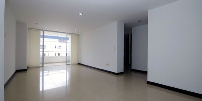 Apartamento en Venta en unidad cerrada con  buena ubicación en Pinares cerca a la avenida principal, supermercados de cadena, centros comerciales, clínicas, rutas de transporte publico y servicios complementarios. Apartamento cuenta con acabados modernos, con sala-comedor, pisos en porcelanato y madera, tres habitaciones, tres baños, mas habitacion de servicio con baño, estufa y calentador a gas,  cocina integral mesón en marmol, zona de ropas. La unidad cuenta con  cuarto util y un parqueadero cubierto. Vigilancia y porteria las 24 Horas. *Inmuebles sujetos a verificación de disponibilidad.*