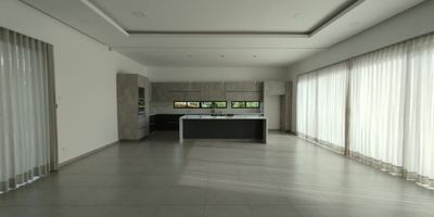 Casa Campestre en Venta en unidad cerrada en Condina cerca a la vía Armenia, rutas de transporte publico y servicios complementarios de la zona, con buena iluminación y ventilación natural, con un lote de 1864 metros cuadrados y 379 metros construidos, con amplios espacios, cuenta con sala-comedor, pisos en ceramica, estudio, estar de tv, con cuatro habitaciones, seis baños, cada habitacion con baño, cocina integral mesón en mármol, estufa y calentador a gas, zona de ropas,  jardín. La casa cuenta con jacuzzi, cortinas eléctricas, cuarto de maquinas, cámaras de seguridad y aire acondicionado. La unidad cuenta con piscina, salón comunal, parques infantiles, placa polideportiva, zonas verdes y ocho parqueaderos. Con vigilancia y portería las 24 Horas. *Inmuebles sujetos a verificación de disponibilidad.*