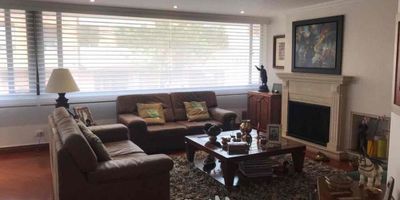 [VEN] ID HOUM: 135189

En Houm te ayudamos de forma fácil y segura. Los beneficios de comprar con nosotros:
    • Te ayudamos a conseguir financiamiento a través de una asesoría personalizada
    • Mediación y seguimiento de todo el proceso
    • Ponemos a tu disposición profesionales en notariado, registro y asesoría jurídica
¡Solo te preocupas de las firmas!

Departamento en venta, ubicado en el barrio Zona G, con una superficie construida de 176.00 m² y superficie total de 185.00 m². 

Sus principales características son:

    • 3 dormitorios
    • 4 baños
    • No Admite mascotas
    • 3 parqueaderos
    • Piso 2
    • Año de construcción: 2000
    • Cuarto de lavado
    • Bodega
            
Además, el inmueble cuenta con las siguientes amenidades:

    • Salón de eventos
    • Vigilancia 24 hrs
    • Ascensor
    • Zona de juegos
    • Gimnasio
    • Lavandería
    • Zona de asadores

Si compras con nosotros, te brindamos asesoría personalizada durante todo el proceso.
Más que una inmobiliaria, somos Houm.
*Aplican T&C