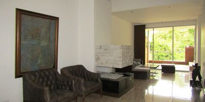 Casa en Venta en unidad cerrada en Pinares Alto cerca a la avenida principal, supermercados de cadena, centros comerciales, clinicas, rutas de transporte publico y servicios complementarios. La casa cuenta con tres niveles, con sala-comedor, estudio, pisos en marmol, tres habitaciones y tres baños, mas habitacion de servicio con baño, cocina integral meson en quartzone, estufa y calentador a gas, zona de ropas. La unidad cuenta con piscina, gimnasio, salon comunal, sauna/turco, parques infantiles, zonas verdes  y dos parqueaderos cubiertos. Vigilancia y portería las 24 Horas. *Inmuebles sujetos a verificación de disponibilidad.*