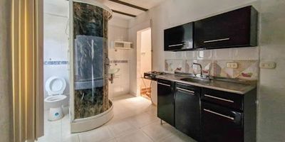 Casa de tres niveles, ubicada en excelente zona cerca de la iglesia y la avenida regional, con fácil acceso a rutas de transporte. Cada nivel es un apartamento independiente en el primer piso, un apartamento de una alcoba, sala-comedor, cocina semi-integral, patio y un baño en el segundo, dos alcobas, un baño, sala-comedor y cocina semi-integral y en el tercer piso, dos alcobas, un baño, zona de ropas y cocina semi-integral.