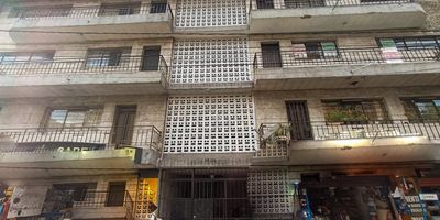 Agradable apartamento ubicado en el sector de florida nueva, en la calle 44, piso 3, tiene un área de 180 metros aproximadamente. El inmueble cuenta con:  6 alcobas, 2 baños cabinados, 2 closets, sala-comedor, cocina semi-integral, y piso en cerámica; no cuenta con con red de gas.
&nbsp;3.700.000 VIVIENDA.  4.100.000 PARA NEGOCIO.
Los datos de los inmuebles promocionados en la página web están sujetos a cambio y verificación de disponibilidad.