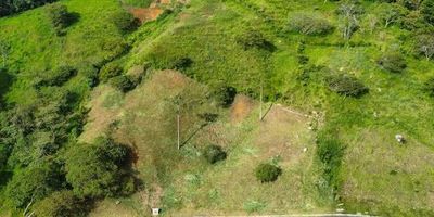 Lote en venta ubicado en Envigado, en una parcelación de conjunto cerrado, ideal para la construcción de vivienda. Se vende la cesión de derecho. Este lote cuenta con un área de 2249 m2, ofreciendo un amplio espacio para desarrollar un proyecto residencial en un entorno tranquilo y seguro.