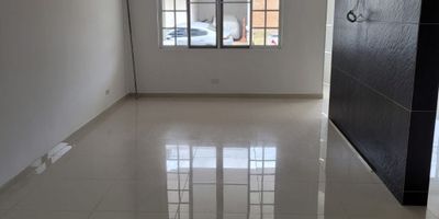VENDO CASA de dos pisos en unidad Residencial,  en jamundi sector via potrerito, primer piso amplia zona de parqueo dos vehiculos, sala y comedor espacios independientes, patio zona lavado, segundo piso tres alcobas principal baño vestier, acceso al balcón dos auxiliares comparten baño, tercer piso amplia terraza zona de lavado, acabados modernos, espacios amplios, la casa es fresca iluminada los mejores acabados, el condominio cuenta con amplias zonas verdes, lago, salon social zona de juegos cancha multiple, piscina adultos y niños, documentos al dia,  Para más información, contactar a Indira Oyola 3104005590.