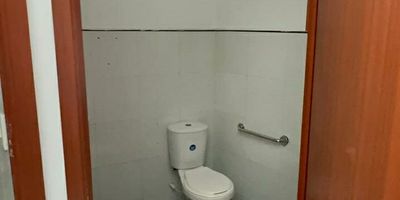 ALQUILO, LOCAL  PRIMER PISO, EN EXCELENTE UBICACIÓN DEL BARRIO TEQUENDAMA EN SECTOR SALUD, Cuenta con amplia zona de parqueo, local grande con dos alcobas pequeñas o consultorios, un baño y cocineta, por su ubicacion es ideal para drogueria, tienda naturista, cafe tipo tostao, y otros, mas info con INDIRA OYOLA CELU 3104005590