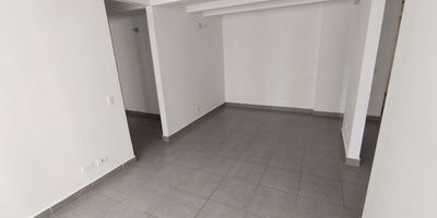 Codigo 24642. Apartamento en venta ubicado en Bello sector MachadoSe vende hermoso apartamento ubicado en el sector Machado de Bello, una zona residencial con excelente acceso a servicios y comodidades.Cerca a: Centro Comercial Puerta del Norte, la estación del Metro Niquía, el Parque Recreativo Comfama, supermercados como Éxito y Tiendas D1, colegios como el San Félix y el Instituto Bello Oriente, y el Hospital Marco Fidel Suárez.Cuenta con 3 habitaciones, cada una con closet, 2 baños completos. El salón-comedor es acogedor, con una cocina abierta integral moderna y funcional. Incluye zona de ropas, balcón, parqueadero sencillo y cuarto útil. Está equipado con red de gas y servicios públicos.La unidad residencial ofrece portería 24 horas, parque infantil, salón de juegos para niños, cancha, salón social, zona de bbq, piscina para adultos y niños, zonas verdes y parqueadero de visitantes.Es ideal para quienes buscan un hogar cómodo y bien ubicado en una zona de gran crecimiento y valorización. ¡No pierdas la oportunidad de conocerlo!