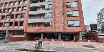 Oficina de 59.50 Mtrs,buena iluminación natural, espacio abierto, dos baños ,cocineta ,cuarto de archivo, un parqueadero cubierto,ubicada a dos cuadras de la Av carrera quince , centro 93 y parque 93