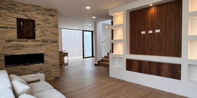 Casa en venta en unidad cerrada. Cerca a parques, restaurante, supermercado, mall y entorno tranquilo y de poco ruido. Piso en ceramica, dos niveles, sala y comedor independiente, chimenea, 3 alcobas con baño en cada una, cocina integral abierta, terraza y parqueaderos independientes cubiertos. Conjunto cerrado, salon social, vigilancia,  porteria 24 horas, citofonia y circuito cerrado de tv. *Inmuebles sujetos a verificación de disponibilidad.*