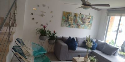 Casa en Venta en unidad cerrada en Galicia cerca a supermercados de cadena, rutas de transporte publico y servicios complementarios de la zona. Cuenta con tres niveles, sala-comedor, pisos en tapiz de madera, tres habitaciones y tres baños, estudio, hall de alcobas, cocina integral mesón en quarztone, estufa y calentador a gas, zona de ropas y terraza. La unidad cuenta con  Piscina, Gimnasio, Salón comunal, sauna/turco, parques infantiles, cancha polideportiva, cuarto util y dos parqueaderos descubiertos. con vigilancia y portería las 24 Horas. *Inmuebles sujetos a verificación de disponibilidad.*