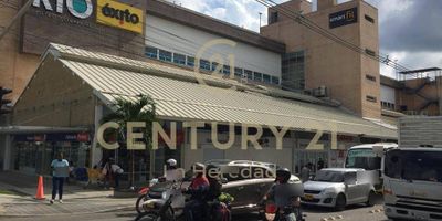 1° PISO Encontramos un local comercial, con una área de 179,74 metros cuadrados.
2° PISO  - 201: Apartamento de 2 habitaciones, sala comedor, cocina integral, 2 baños , zona de ropas.
               - 202: Aparta estudió/ consultorio, 1 baño, 1 cocineta.
               - 203: Apartamento; 1  habitación, sala comedor, cocina integral, 1 baño, zona e ropas.
               - 204: Apartamento; 1 habitación, sala comedor, cocina integral, 1 baño, zona de ropas.
                 Área construida 172,50m2
3° PISO  - 301: Apartamento; 2 habitaciones , sala comedor, cocina integral, 1 baño, zona de ropas.
               - 302: Apartamento; 2 habitaciones, sala comedor, cocina integral, 1 baño, zona ropas ( sin terminar; falta puertas, piso y cocina)
                  Área construida 172,50m2
4° PISO     Sin divisiones.  Área construida 172,50m2
5|° PIS0      Sin divisiones.  Área construida 38,00m2
Excelente oportunidad de inversión, Edificio de uso comercial y habitacional, (el cual renta actualmente una alta suma de dinero mensualmente) y ahora aun mas  teniendo en cuenta  la gran y  pronta apretura de los tres puertos en el  el Urabá Antioqueño.
El edificio cuenta con una ubicación privilegiada puesto que se encuentra sobre una de las principales vías de alta comercialización, frente a este encontramos el centro comercial Plaza del Rio y almacenes de cadena como el Éxito y parques.