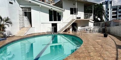 Descubre esta excelente propiedad ubicada en una de las zonas más exclusivas de Cali, La Arboleda Oeste. Con 233 metros cuadrados de construcción, esta casa es una joya tanto para quienes buscan un hogar de ensueño como para inversionistas que desean maximizar su retorno.
- Amplios Espacios:* La casa cuenta con 5 habitaciones y 5 baños, ideal para familias numerosas o para quienes disfrutan de espacios generosos. Así como cuarto de oficios y habitación de servicio con su baño
- *Piscina Privada:* Relájate y disfruta de la privacidad de tu propia piscina, perfecta para el clima cálido de Cali.
- *Cocina Integral:* Cocina Clásica con todas sus funcionalidades.
- *Áreas Sociales:* Espacios amplios y versátiles, perfectos para reuniones familiares y eventos sociales.
- *Ubicación Privilegiada:* Situada en un entorno tranquilo y seguro, con fácil acceso a las principales vías y servicios de la ciudad.

*Oportunidad de Inversión:*
Gracias a su excelente ubicación y características, esta propiedad no solo es ideal como residencia, sino que también representa una excelente oportunidad de inversión. Puede ser fácilmente adaptada para alquileres a largo plazo, alquileres vacacionales o incluso como un espacio para eventos exclusivos.

No dejes pasar la oportunidad de adquirir esta espectacular casa. ¡Contáctanos para más información y agenda tu visita hoy mismo!