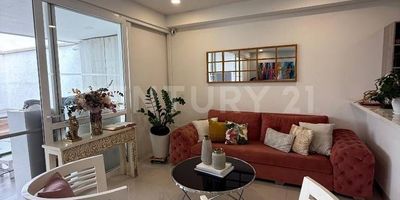Venta hermosa casa ubicada en condominio al sur de cali en uno de los mejores sectores de pance, cerca a colegios y universidades, la casa de 2 pisos cuenta con sofisticado diseño, consta de sala - comedor, hermosa zona verde que se integra con la casa, cuenta con jacuzzi, estadero, un lugar ideal para compartir en familia, cocina abierta americana equipada y excelentes lugares de almacenamiento, cuarto de empleada con baño,  estudio, escaleras al segunod piso con jardines interior, en el 2do nivel encontramos, estar de televisión o estudio, 3 habitaciones todas con baño, la prinicpal con vestier, el condominio, cuenta con seguridad y bienestar por su amplia zona social que incluye cancha de tenis, cancha multiple, sendero para trotar, piscinas, jacuzzi, turco,  zona bbq. un excelente lugar para vivir en familia, separa tu cita ya