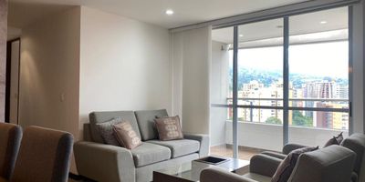 Apartamento  en arriendo en unidad cerrada sector de ambiente campestre,  tranquilo y de poco flujo vehicular, fácil acceso hacia colegios y centros comerciales. Piso en porcelanato, sala comedor, 3 alcobas con baño en la principal, cocina integral abierta tipo americano, balcon y parqueaderos paralelos  lineales cubiertos . Conjunto cerrado con ascensor, piscina, gimnasio, salon social, parques infantiles, placa polideportiva, zonas verdes, vigilancia 24 hrs, citofonia y circuito cerrado de tv. *Inmuebles sujetos a verificación de disponibilidad.*