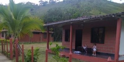 Casa Finca  en Venta Corregimiento villa Nueva YolomboCasa finca con una topografía plana, rodeada de verde con arboles grandes que hacen un ambiente privado y tranquilo. Área construida 110 mts² Área total 450 mts² Tiene lote de 200 mts² para construir.  Cerca a charcos turísticos y a la vía principal. La casa tiene las siguientes comodidades: sala comedor, 4 alcobas, 1 baño, cocina semi integral, piso en cerámica. Con corredores alrededor de la casa