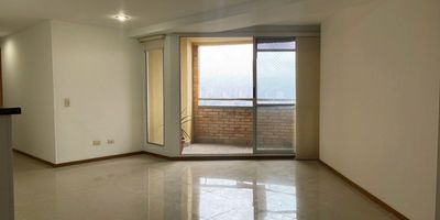 Apartamento en arriendo en unidad cerrada cerca a parques, centros comerciales, restaurantes, vias principales, rutas de transporte publico y servicios complementarios. Piso en porcelanato, puerta de seguridad, sala comedor, estudio, estar de tv, 3 alcobas con baño en la principal, cocina integral abierta tipo americano, balcon y parqueadero independiente cubierto). Conjunto cerrado con ascensor, piscina, gimnasio, salon, sauna, turco, parques infantiles, zonas verdes, vigilancia 24 hrs, citofonia y circuito cerrado de tv.  *Inmuebles sujetos a verificación de disponibilidad.*