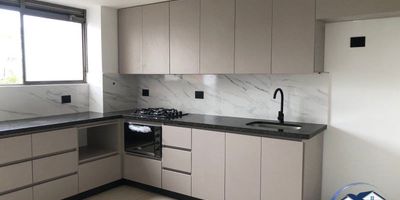 Apartamento para arriendo en San Sebastian, Envigado, Antioquia. Este inmueble, situado en el piso 6, ofrece 110 m² con amplios espacios, 3 habitaciones y 4 baños, garantizando comodidad. Dispone de 3 parqueaderos y su ubicación en Envigado facilita el acceso a servicios y puntos de interés. El canon de arriendo es de $4.900.000. Una excelente opción para vivir en esta ciudad. Si desea conocerlo o tener más información, contáctenos por WhatsApp, solicite que lo contacten o consulte nuestros números.