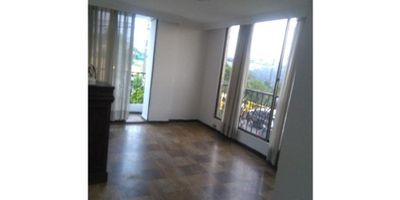 Si estás buscando un hogar acogedor y bien ubicado en la ciudad de Pereira, entonces esta casa es perfecta para ti. Se encuentra en el barrio residencial de Risaralda, en una zona tranquila y segura para vivir.

Con un amplio terreno de 217 metros cuadrados, esta casa cuenta con una construcción de la misma medida y una distribución perfecta que aprovecha al máximo el espacio disponible. Cada una de las 7 habitaciones cuenta con su propio baño, lo que hace de esta propiedad una excelente opción para familias grandes o personas que deseen tener espacio para visitas.

Además, esta casa cuenta con una serie de comodidades que la hacen una verdadera joya en el mercado inmobiliario. Para empezar, es una propiedad apta para mascotas, lo que significa que no tendrás que separarte de tus amigos peludos al mudarte. Además, cuenta con un balcón perfecto para disfrutar del aire fresco y del sol de Pereira.

Otro aspecto importante a destacar es que cuenta con dos baños completos, uno en la habitación principal y otro auxiliar, que garantizan la comodidad y privacidad de cada residente. Además, la casa cuenta con una biblioteca o estudio, ideal para trabajar o estudiar desde casa. Para tu comodidad, también hay un calentador incluido y closets en todas las habitaciones.

La cocina integral está completamente equipada y lista para ser utilizada, con gas domiciliario y amplios espacios de almacenamiento. También cuenta con una habitación de servicio, para que tengas espacio adicional o una posible opción para una empleada del hogar.

En cuanto a las características externas, esta casa está adaptada a personas con discapacidad y cuenta con acceso para sillas de ruedas. Además, se encuentra cerca de un centro médico y de varios centros comerciales, lo que facilita el acceso a servicios de salud y compras. También hay colegios y universidades cercanas, lo que es perfecto para familias con niños.

Esta propiedad cuenta con 3 garajes cubiertos, lo que significa