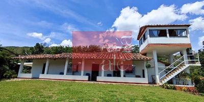 Finca en venta ubicada sobre la vía Medellín-Bogotá, con un área construida de 715m². Cuenta con 5 alcobas, 4 baños, sala comedor, cocina integral, patio, terraza y garaje cubierto. Ofrece zonas comunes con piscina, sauna, jacuzzi, kiosco, lago de peces, cascada de agua, circuito de cámaras y luminarias de 400 vatios. Acabados modernos y entorno natural, ideal para quienes buscan fincas en venta cerca de Medellín. Perfecta para inversión o descanso, con fácil acceso vial y excelente conectividad.