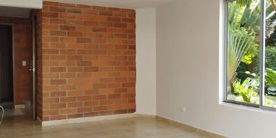 Casa  en Venta en unidad cerrada ubicado en Galicia cerca a supermercados de cadena, rutas de transporte publico y servicios complementarios de la zona. Casa esqinera cuenta con dos niveles, sala-comedor, pisos en Cerámica, cuatro habitaciones y tres baños, hall de alcobas, cocina integral mesón en granito, estufa y calentador a gas, zona de ropas. La unidad cuenta con  Piscina, Gimnasio, Salón comunal, sauna/turco, parques infantiles, cancha polideportiva y un parqueadero descubierto. con vigilancia y portería las 24 Horas. *Inmuebles sujetos a verificación de disponibilidad.*