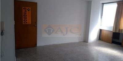 Arriendo oficina centro Bucaramanga.

Oficina con excelente ubicación, iluminada y amplia. Consta de un salón amplio con baño. Apta para oficina de abogados, contadores, ingenierios entre otras profesiones. El edificio cuenta con celaduria las 24 horas y ascensor. 

El valor del canón de arriendo es de $450.000 MAS IVA

El valor de la administración es de $283.000 y tiene un descuento por pronto pago para quedar en $255.000.
