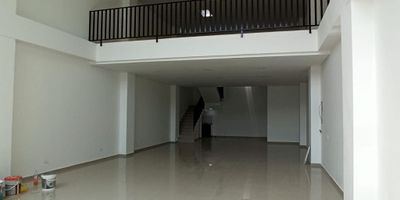 ALQUILO, LOCAL, ESQUINERO, para estrenarse , EN EXCELENTE UBICACION, sector comercial, Amplia vitrina panoramica, lo hace mas visible a los clientes.  con mezzanine,  panorámicos, dos baños, excelente ubicacion comercial, sobre vía principal, amplia zona de parqueo hasta para 10 o más vehículos. Aprovecha mas info con INDIRA OYOLA CELU 3104005590