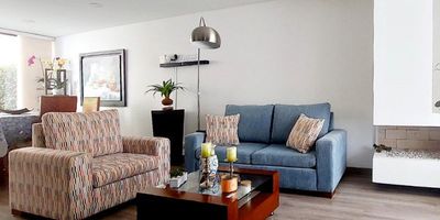 ¡Prepárate para descubrir la casa de tus sueños! Esta espectacular residencia de tres niveles, ubicada en un exclusivo conjunto cerrado en Cota, te dejará sin palabras. Al ingresar, serás recibido por un área social impresionante que incluye una acogedora chimenea en la sala, un comedor con acceso directo al jardín y una moderna cocina abierta. Ademas de un espacio independiente de ropas y un baño social.
En el segundo nivel, encontrarás dos amplios dormitorios, cada uno con su propio walk-in closet y baño privado, brindando el máximo confort y privacidad. El tercer nivel te sorprenderá con un segundo dormitorio auxiliar, también con walk-in closet y baño, además de un espacioso family room o estudio, una terraza BBQ perfecta para tus reuniones al aire libre y un encantador balcón.
Y no te preocupes por el estacionamiento, ya que esta maravillosa casa cuenta con dos parqueaderos. ¡No dejes pasar la oportunidad de vivir en este increíble hogar!