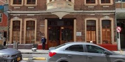 Pequeño centro comercial con aproximadamente veintin locales rentando $40.000.000. Esta construcción está ubicada en  zona de alta valorización y renovación, su ubicación la hace propicia para la construcción de apartaestudios por la cercanía al sector universitario. Lote de 600 metros y construcción de 928 metros