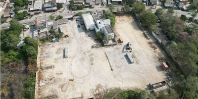 Bienvenido al anuncio de este lote/terreno en venta en Cartagena de Indias, Bolívar. , este inmueble cuenta con un área de terreno de 13047 M2, lo que lo convierte en una gran oportunidad para llevar a cabo cualquier tipo de proyecto en un lugar estratégico y en constante crecimiento.

En cuanto a sus características internas, este lote cuenta con los servicios básicos de agua y electricidad, lo que resulta fundamental para el desarrollo de cualquier tipo de construcción. Además, su amplia extensión permite una gran flexibilidad a la hora de diseñar y construir cualquier tipo de edificación.

En cuanto a sus características externas, este lote se encuentra en una zona de acceso pavimentado, lo que facilita el traslado de materiales y maquinaria durante la construcción. Además, se encuentra sobre una vía principal, lo que asegura una excelente conectividad con el resto de la ciudad.

Una de las mayores ventajas de este lote/terreno es su ubicación en una zona comercial y también industrial. Esto lo convierte en una excelente oportunidad para aquellos empresarios que buscan expandir sus negocios o para aquellos que desean iniciar un nuevo emprendimiento en un lugar estratégico y con un gran potencial de crecimiento.

No pierdas la oportunidad de adquirir este lote/terreno en una de las ciudades más hermosas y turísticas de Colombia. Contáctanos para obtener más información y realizar una visita a este prometedor inmueble. ¡No te arrepentirás! ¡Haz realidad tus proyectos con este lote en Cartagena de Indias!
