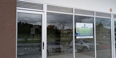 Locales comerciales Rionegro, hace parte de la unidad de apartamentos pinares , área 24m2 ubicado en la vía el tranvía a tan solo 2,4 km de La Variante y a 3 km del Centro Comercial San Nicolás, con una ubicación  privilegiada y estratégica para tu negocio , acceso a parqueadero para visitantes , excelente ubicación en la fachada frontal de este proyecto, ideal para todo tipo de negocio como restaurantes, droguerías, ferreterías, supermercados, tiendas de mascotas, barberías, peluquerías, spa de uñas. cód. 893-3624