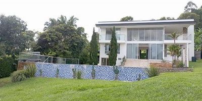 Si buscas un lugar donde el lujo y la naturaleza se encuentren en perfecta armonía, esta casa campestre es tu destino ideal. Ubicada en un exclusivo lote de 1.500 m², esta propiedad única combina elegancia y comodidad en cada rincón.

Casa de dos niveles cuenta con 4 habitaciones principales con baño privado, vestier, aire acondicionado y terraza o balcón, (una vista impresionante hacia el paisaje verde que se combina con la pista de aterrizaje del aeropuerto Matecaña), más una habitación de servicio, diseñadas para ofrecer privacidad y comodidad. Grandes ventanales permiten que la luz natural inunde cada espacio, creando un ambiente cálido y acogedor.

Disfruta de 6 baños con acabados de primera clase en mármol y cuarzo. Algunas paredes revestidas en piedra brindan un toque rústico y elegante, complementando la arquitectura moderna de la vivienda.

Con tu propia piscina y jacuzzi, cada día se siente como unas vacaciones. Las amplias zonas verdes y los árboles frutales no solo embellecen el paisaje, sino que también crean un entorno sereno y saludable.

El sótano ofrece un espacio adicional que puedes transformar en un gimnasio privado, una sala de juegos, un cine en casa o una bodega para tus mejores vinos.

Portería privada eléctrica mas portería principal y vigilancia 24 horas.

Situada en la vibrante ciudad de Pereira, esta casa te ofrece la paz del campo sin renunciar a la cercanía de la ciudad.

No dejes pasar la oportunidad de hacer de este paraíso tu hogar. Contáctanos hoy mismo para más información. AGENTE-YAMILETH LONDOÑO