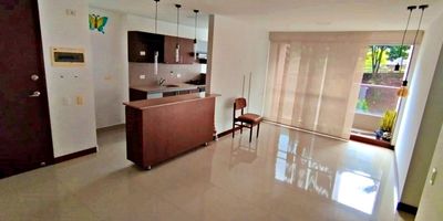  Buscas apartamento en el poblado ? 
 Este encantador apartamento ofrece una excelente vista verde en un sector muy tranquilo y familiar. Las areas estan bien distribuidas, proporcionando un ambiente acogedor y comodo para ti y tu familia. Este apartamento no solo ofrece un entorno apacible y familiar, sino que tambien esta estrategicamente ubicado frente al Centro Comercial San Lucas Plaza, brindandote acceso facil y rapido a una variedad de tiendas, restaurantes y servicios.