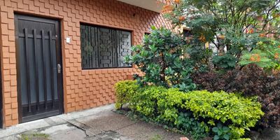 Remodelada casa comercial o residencial en primer piso con amplios espacios y muy cerca a la avenida Nutibara y la calle San Juan, lo cual asegura un facil acceso y permite disponer de una amplia oferta comercial, gastronomica, deportiva, educativa y de servicios. Que esperas para comunicarte con nosotros?