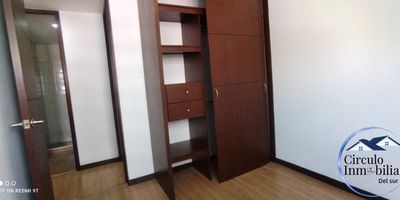 Apartamento en arriendo en Envigado, barrio Uribe Ángel. Este cómodo inmueble, ubicado en el primer piso de una unidad completa, cuenta con un área de 80 m². Dispone de 3 habitaciones, 2 baños y 1 parqueadero, ideal para quienes buscan vivir en una zona práctica y residencial. La ubicación en Envigado ofrece fácil conexión a servicios y vías principales. Una excelente opción de arriendo para disfrutar de la ciudad. Para más información sobre este apartamento, puede contactarnos por WhatsApp, quiero que me contacten o ver teléfonos.