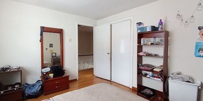 Casa Esquinera de 268.50 metros de área construida ,dos niveles ,sala comedor en un ambiente ,cocina amplia ,gas natural,zona de ropas, parqueadero cubierto para tres vehículos,cuatro alcobas,tres closet,cinco baños,balcón. Ubicada a una cuadra de la avenida carrera treinta.