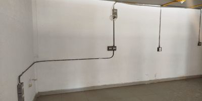 Local en arriendo en mall comercial ubicado sobre vía principal. Fácil acceso desde la principal y con cercanía a centros comerciales. Piso en porcelanato, 2 espacios, dos niveles, baño privado, cableado de red, aire acondicionado central. Cuenta con vigilancia 24 hrs, baños comunales, planta electrica y circuito cerrado de tv. *Inmuebles sujetos a verificación de disponibilidad.*
