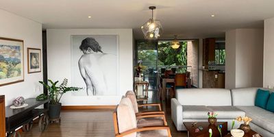 Apartamento amoblado en arriendo en unidad cerrada cerca a iglesias, centros comerciales. Facil acceso, rutas de transporte. Piso en madera, sala y comedor independiente, estudio, estar de tv, 2 alcobas con baño en cada una, cocina integral abierta tipo americano, alcoba y baño de servicio, balcon, y parqueaderos paralelos cubiertos . Piscina, gym, parque infantil, sauna, turco, zonas verdes, zona exclusiva de perros, vigilancia 24 horas, citofonia y circuito cerrado de tv. *Inmuebles sujetos a verificación de disponibilidad.*