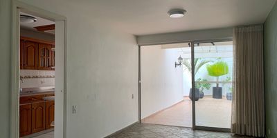 Casa comercial independiente en arriendo y venta cerca a supermercados, malls, restaurantes, rutas de transporte publico y servicios complementarios. Piso en ceramica, 6 espacios, tres niveles, baños, cocineta, cableado de red, techo cielo raso, aire acondicionado central, divisiones en drywall, patio, red de gas, balcon, terraza y parqueaderos. Cuenta con circuito cerrado de tv. Inmuebles sujetos a verificación de disponibilidad.
