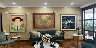 Apartamento en venta en unidad cerrada, cerca a centros comerciales, restaurantes, vias principales, supermercados, rutas de transporte y servicios complementarios. Piso en madera y marmol, puerta de seguridad, sala y comedor independiente, estudio, estar de tv, biblioteca, 4 alcobas con baño en cada una, tina, jacuzzi, cocina integral cerrada, alcoba y baño de servicio, balcon y parqueaderos independientes cubiertos Ascensor privado. La unidad cuenta con salon social, parque para niños, zonas verdes, vigilancia, citofonia, porteria 24 horas y circuito cerrado de tv. *Inmuebles sujetos a verificación de disponibilidad.*