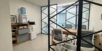 Oficina en arriendo y venta cerca a via principal, centro comercial, restaurantes, rutas de transporte y servicios complementarios. Piso en porcelanato, 1 espacio, baño privado, cableado de red, techo cielo raso, aire acondicionado central, y parqueadero cubierto. Conjunto cerrado, ascensor, vigilancia, porteria 24hrs, parking con costo, bahia de parqueo, auditorio, baño comunales, planta electrica y circuito cerrado de tv . Inmuebles sujetos a verificación de disponibilidad.