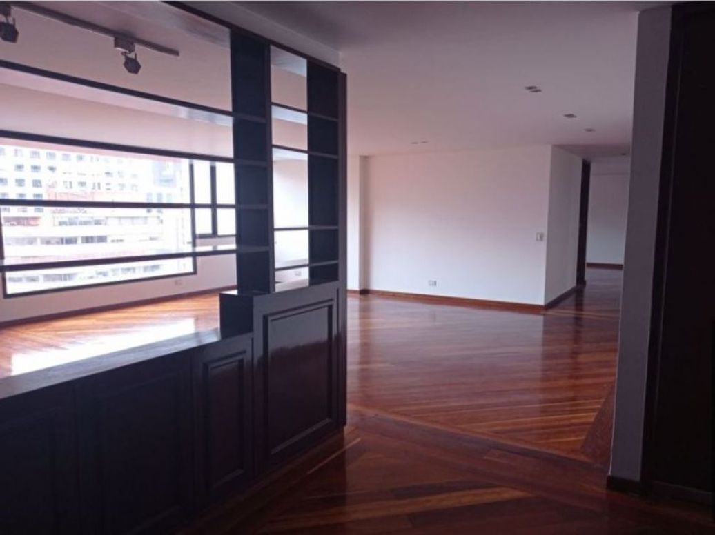 Apartamento de 2 alcobas en venta en Los Rosales, Bogotá, 240 m² · foto 3 de 11