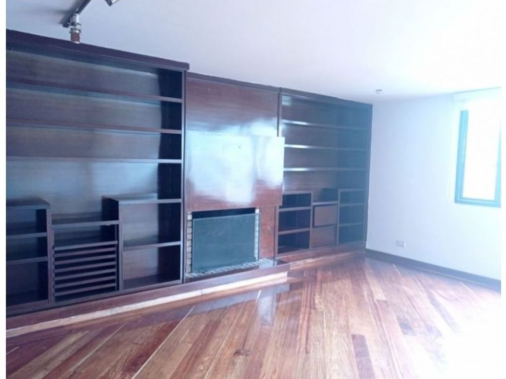 Apartamento de 2 alcobas en venta en Los Rosales, Bogotá, 240 m² · foto 2 de 11