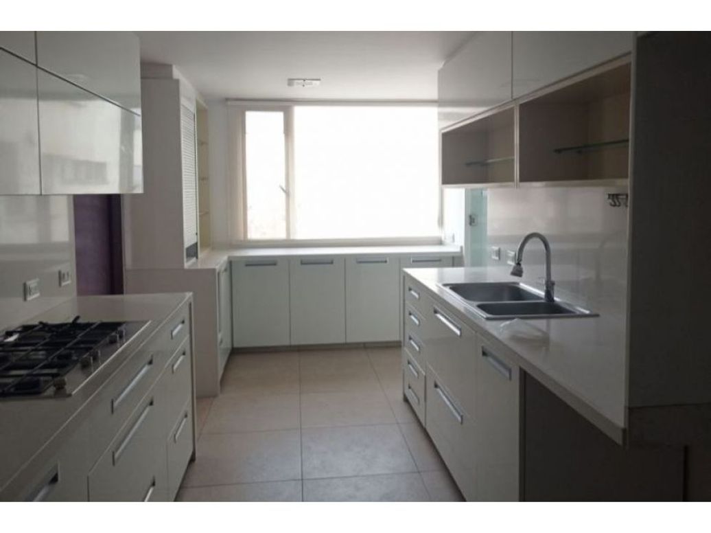 Apartamento de 2 alcobas en venta en Los Rosales, Bogotá, 240 m² · foto 8 de 11