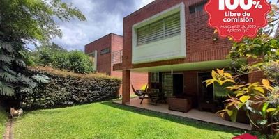 Casa multifamiliar ubicada en San Lucas, con excelentes acabados y buena iluminación, independiente dentro de una unidad cerrada, cerca del Colegio Montessori. La casa, de 315 m2 en un lote de 300 m2, consta de 3 alcobas, una cocina cerrada con posibilidad de abrirla, y una amplia zona social conectada a la terraza y el jardín. La alcoba principal es muy amplia, con estudio y balcón. Las alcobas auxiliares tienen baño y clóset. La casa tiene 3 niveles el primer nivel incluye el parqueadero y un sótano que puede usarse como 4ta alcoba o cuarto de hobbies. En el segundo nivel está el acceso principal, la cocina, zona de ropas, alcoba de servicio con clóset y baño, zona social y jardín. El tercer nivel cuenta con 3 alcobas y una sala de estar o estudio. Tiene parqueadero para 4 carros 2 cubiertos y 2 descubiertos y se encuentra en una zona campestre rodeada de naturaleza.