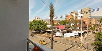 Amplia oficina en el sector de Santa Gema con un área de  70 metros aproximadamente, nos ofrece,1 baño, cocina sencilla, piso en porcelanato, puerta de seguridad y vidrio anti ruido, cuenta con aire acondicionado, frente a la avenida la 80.